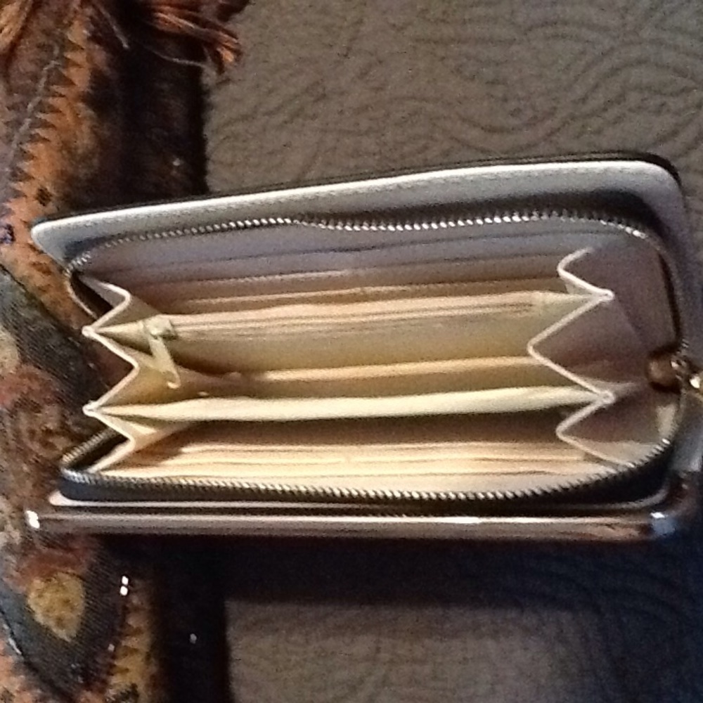 Ladies Wallet - Picture 2 of 3